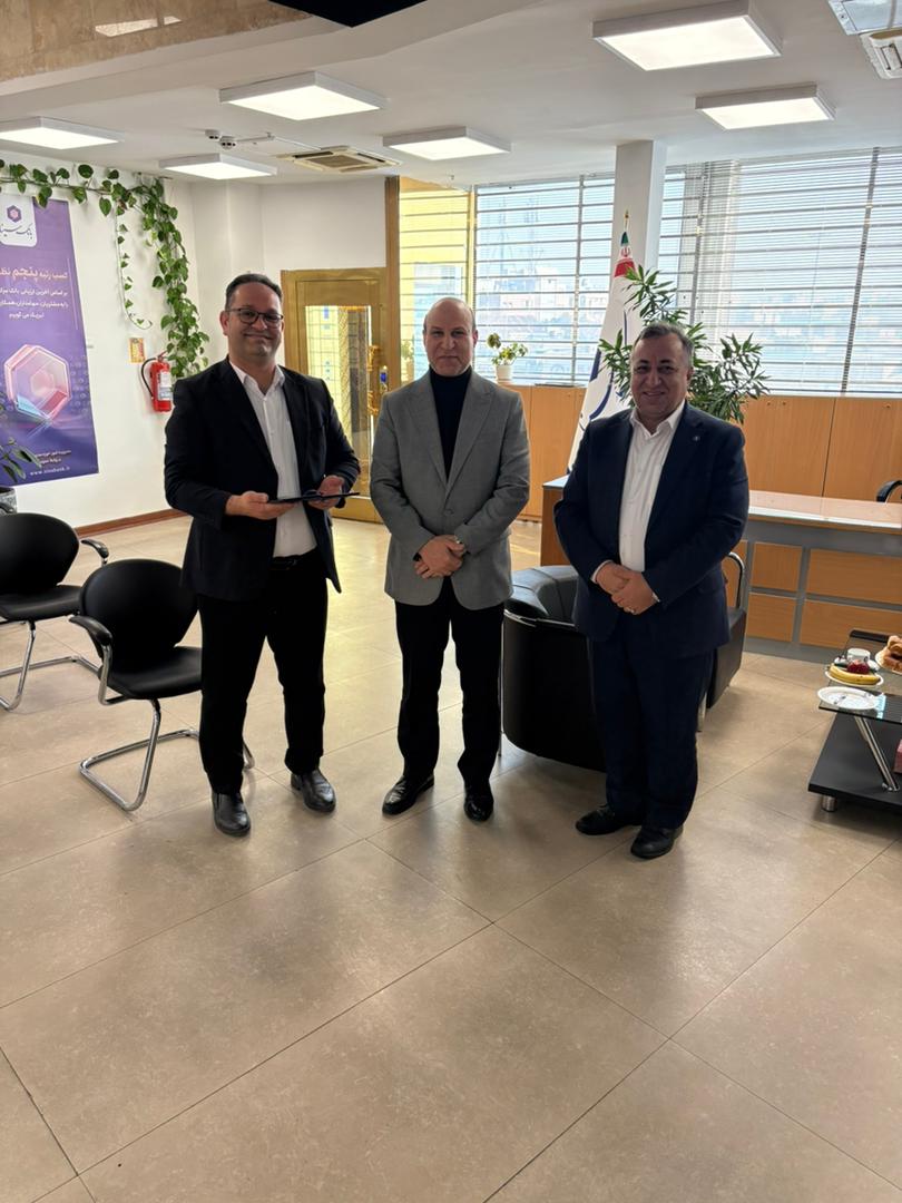 «به پاس همکاری مؤثر، تعهد حرفه‌ای و نقش ارزشمند آقای صمدپور در پیشبرد اهداف مجموعه، طی حضور شاکری  مدیرعامل شرکت سینایاران  در محل کار ایشان  از زحمات نامبرده قدردانی شد. امید است این رویکرد، الگویی برای ارتقای انگیزه و تعالی سازمانی در میان سایر همکاران باشد 17-10-1404